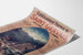 Cartel vintage Saint-Gervais, balneario, presentado sobre una hoja curvada, visto en perspectiva.