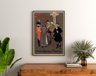 Cartel vintage Shamus O’Brien, Opera Comique, enmarcado sobre una cómoda de madera, entre plantas.