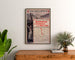 Póster vintage South Eastern, England-France, enmarcado sobre una cómoda de madera, entre plantas.