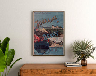 Póster vintage Touraine et Berry, châteaux, enmarcado sobre una cómoda de madera entre plantas.