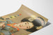 Póster decorativo de mujer en kimono azul con botella de sake