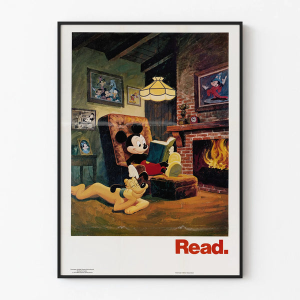 Póster de decoración mural Mickey Mouse leyendo junto a la chimenea